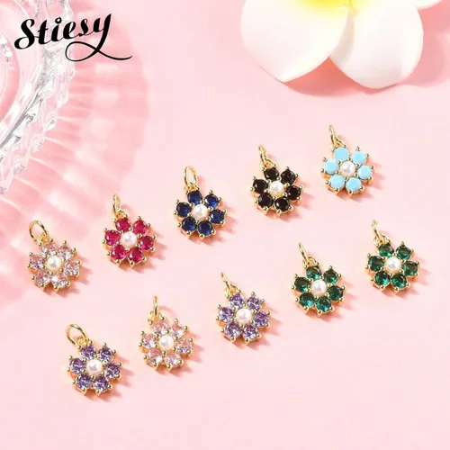Vista 4 de Stiesy 10 dijes chapados en oro de 18 quilates al azar con forma de flor de latón, micro pavimenta colorida circonita cúbica CZ piedra colgante