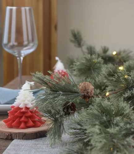 Vista 8 de Guirnalda de Navidad rústica de 6.4 pies con luz, preiluminada para exteriores con agujas de pino y piñas para chimenea, puerta, porche, repisa