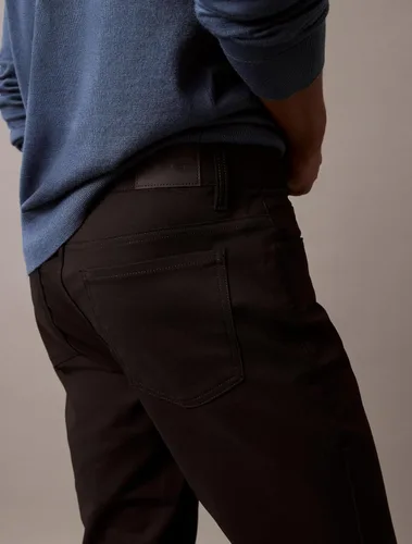 Vista 2 de Calvin Klein Pantalón tejido técnico elástico Move 365 para hombre, corte ajustado, resistente a las arrugas