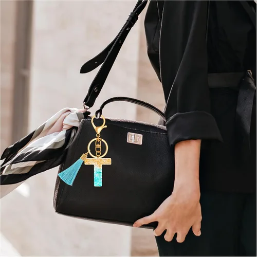 Vista 4 de TTYY Llavero con letra inicial del alfabeto para mujer, regalo para niñas pequeñas, borla y mariposa, llavero para mochila