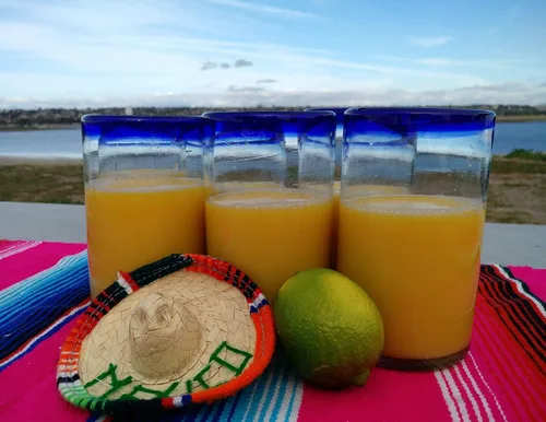 Vista 3 de Dos Sueños Vasos mexicanos soplados a mano, juego de 6 vasos con bordes azul cobalto (14 onzas cada uno)