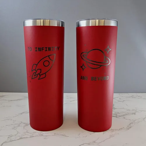 Vista 5 de YNGLLC TO INFINITY COHETE SHIP Y BEYOND SPACE TEMA CON CORAZONES JUEGO DE 2 VASOS ROJOS DE 20 OZ SKINNY LA6002