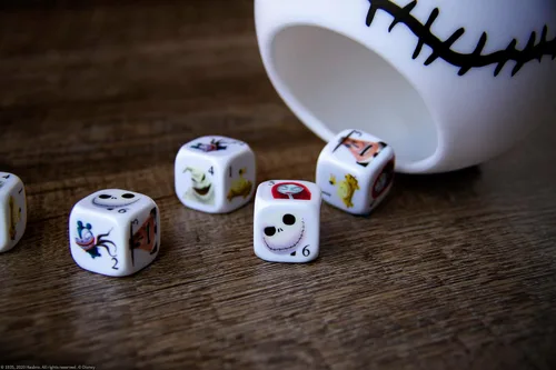 Vista 2 de Disney Yahtzee The Nightmare Before Christmas - Juego de dados coleccionables de Jack Skellington Juego de dados familiares y juegos de viaje
