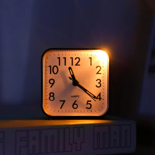 Vista 3 de Reloj despertador analógico, reloj de noche alimentado por batería, reloj de viaje silencioso sin tictac con luz nocturna, repetición, fácil