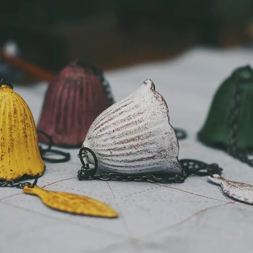 Vista 7 de Juego de 2, campanillas de viento pequeñas de la suerte tradicionales japonesas para exteriores, campana de viento de templo bendito de hierro