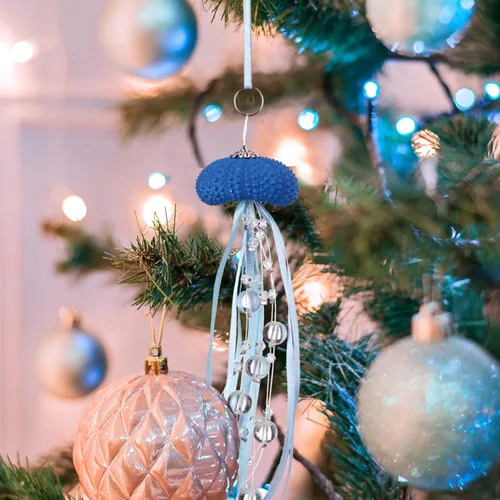 Vista 2 de Namalu 6 piezas de adorno de Navidad de erizo de mar y medusa con cuentas costeras, decoración festiva de playa con temática de océano, adorno Azul