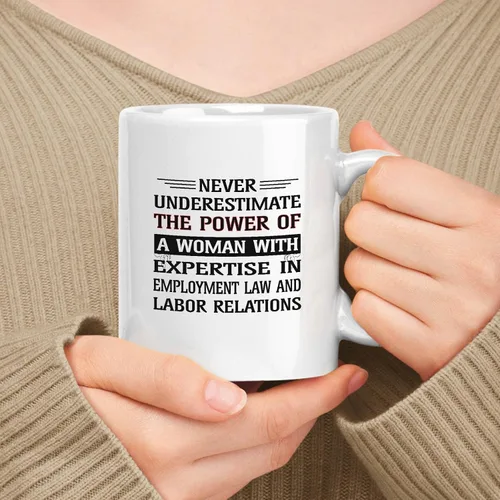 Vista 60 de Taza de cerámica blanca de 11 oz de regalo para mujer, nunca subestimes el poder de la mujer con talento para un diseño de software escalable