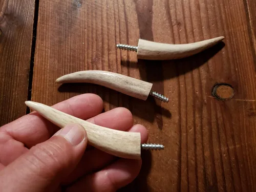 Vista 2 de Ganchos de pared con punta de asta real, atornillados en madera o paneles de yeso, paquete de 3