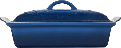 Vista 4 de Le Creuset Olive Branch Collection Heritage - Cacerola rectangular cubierta de cerámica, 4 cuartos de galón, Marsella con tapa en relieve
