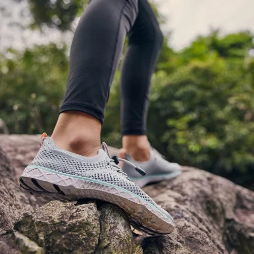 Vista 2 de KOLILI Zapatos de mujer elegantes para el agua, zapatos de tenis para caminar con soporte de arco, los mejores para deportes acuáticos, viajes