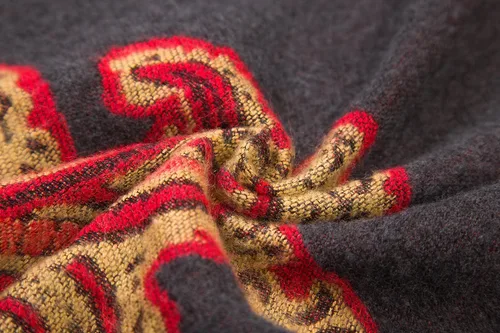 Vista 6 de Poncho con flecos, con estampado vintage, estilo retro, a la moda, para mujer. Capa, chal.