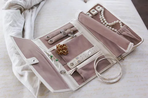 Vista 2 de Bolso de viaje Case Elegance para joyas de cuero vegano, organizador para joyas