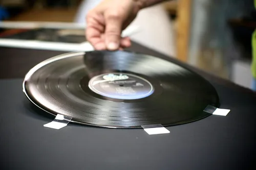 Vista 2 de Marco LP para álbum de discos con diseño de caja de juke mate azul oscuro y un marco de madera maciza (marco negro)