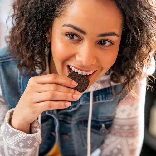 Vista 11 de OREO Galletas sándwich de chocolate, 120 paquetes de bocadillos (4 galletas por paquete, 4 cajas)
