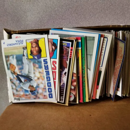 Vista 2 de 600 tarjetas de béisbol, incluyendo Babe Ruth, paquetes sin abrir, muchas estrellas y miembros del Salón de la Fama. Se envía en caja blanca