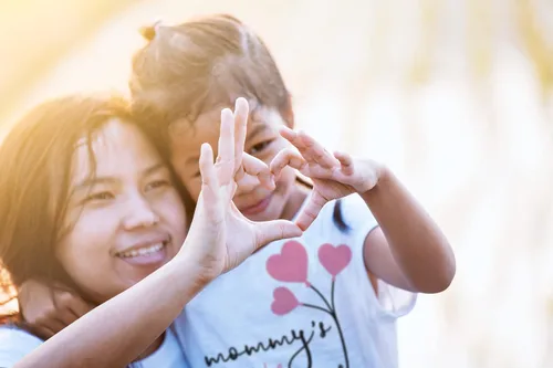 Vista 4 de Wild and Happy Mommy's Little Valentine Todder - Camiseta