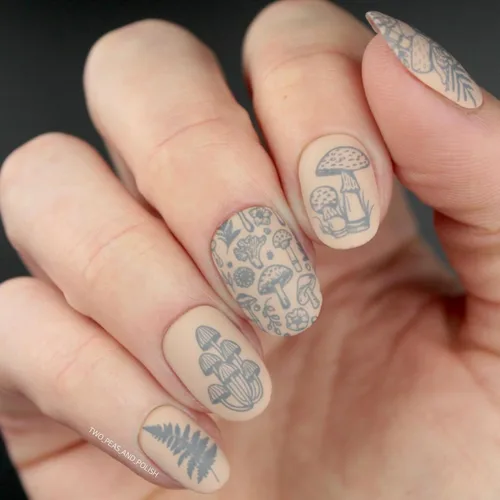 Vista 3 de Maniology Magic Mushrooms Nail Stamping Plate Hongos Bosques Bosques Caracoles Diseños de Uñas Manicura Reutilizable, Rectangular, Plantilla