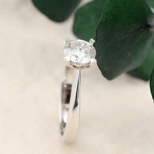 Vista 4 de DovEggs Anillo de compromiso de moissanita de plata de ley de 1 ct 6X6mm H-I color corte cojín para mujer