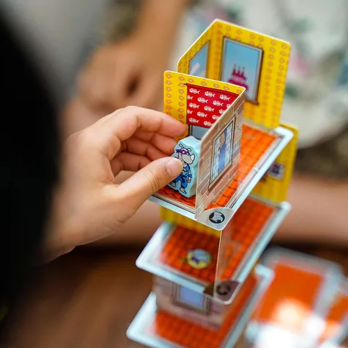 Vista 7 de Haba Rhino Hero, un heroico juego de cartas para niños de 5 años en adelante, triple ganador de premios