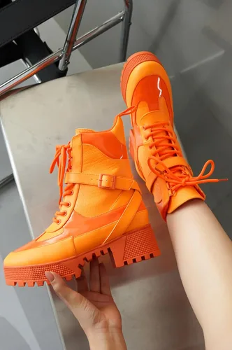 Vista 2 de Cape Robbin Botas de combate gruesas Hot Rod para mujer, botines altos con cordones, botas de tacón grueso