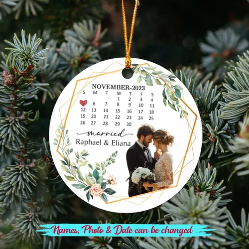 Vista 2 de Foto personalizada, adorno de matrimonio de nuestra primera Navidad 2023, regalo para novio, novia, señor y señora, foto y calendario, adorno
