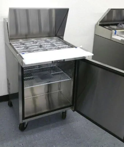 Vista 4 de Mesa de preparación de ensalada refrigerada de acero inoxidable comercial de 27.5 pulgadas, todas las sartenes y tabla de cortar incluidas