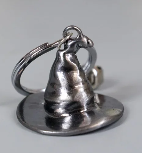 Vista 8 de Ebros Gift Juego de 2 adornos novedosos Wicca Ocultista Negro Magia Hechicero Sombrero Decorativo Mini Aleación Metal Llavero Llavero Llavero Con