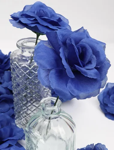 Vista 3 de 50 cabezas de rosas artificiales de seda a granel para bricolaje, baby shower, ramos de boda, centros de mesa, arreglos decorativos, azul rey