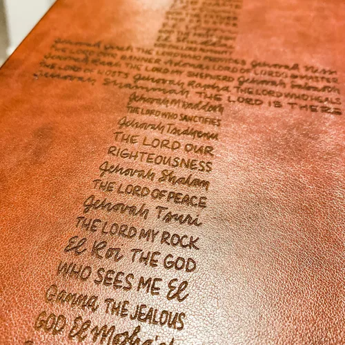 Vista 5 de JOY CREATIVE Biblia de estudio estudiantil ESV Personalizado con nombre El diseño personalizado está escrito a mano y grabado con láser Regalo