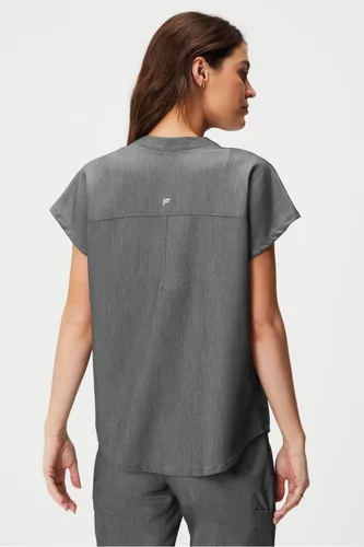 Vista 2 de Fabletics Camiseta médica Evolve de 3 bolsillos para mujer con un ajuste de gran tamaño, MotionTech, elástica en 4 direcciones, resistente a