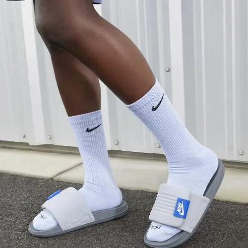 Vista 6 de Nike OFFCOURT FIT SLIDE PARA HOMBRE