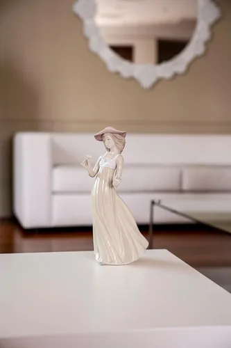 Vista 3 de NAO Suave brisa Figura de mujer de porcelana.