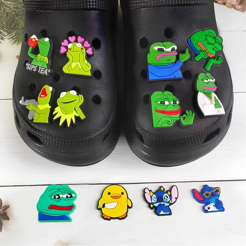 Vista 5 de 27 dijes de zapatos de rana de PVC para decoración de zapatos de dibujos animados para hacer bricolaje, sandalias, pulseras parodia divertidos