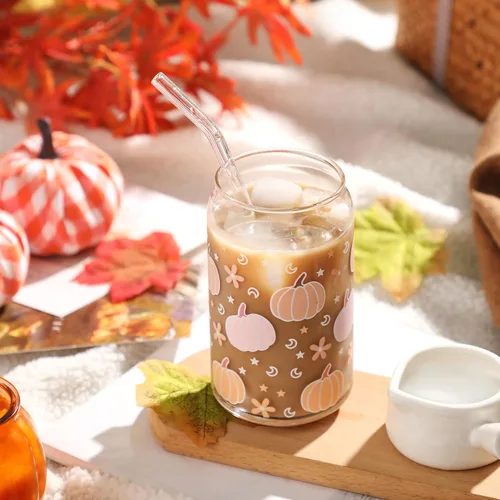 Vista 3 de Tazas de vidrio de calabaza de Acción de Gracias, 16 onzas, taza de café helado de otoño, taza de vidrio con forma de lata con tapa y pajita, café