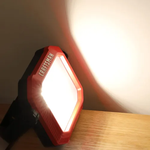 Vista 6 de CRAFTSMAN Luz de trabajo portátil inclinable LED de 1100 lúmenes 4000K en rojo con soporte giratorio de metal ajustable 2 en 1 y asa, lente