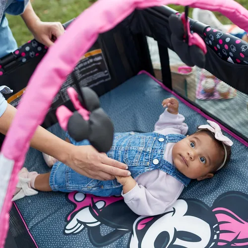 Vista 9 de Disney Baby® 3D Ultra Play Yard con moisés y bolsa de almacenamiento, Peeking Mickey
