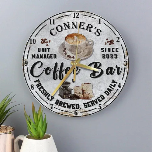 Vista 4 de V VIBEPY Reloj de madera de barra de café impreso en 2D, decoración personalizada de mesa de café, accesorios de barra de café, relojes de madera