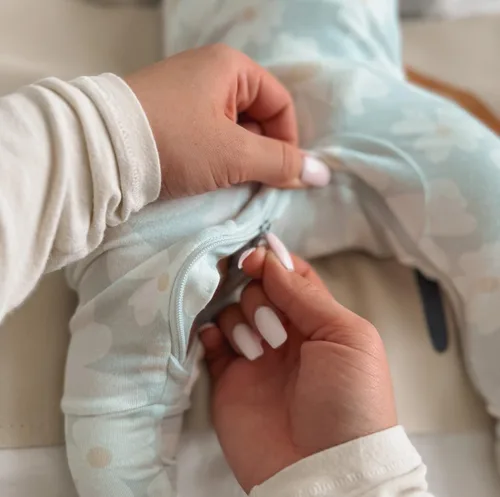 Vista 68 de GUNAMUNA Pijama unisex convertible ultrasuave para bebé, mameluco con cremallera para pañales, recién nacido a 24 meses