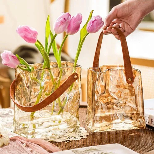 Vista 10 de Florero de cristal para flores, jarrones transparentes para centros de mesa, jarrón de vidrio hecho a mano con asa de cuero, pequeños jarrones