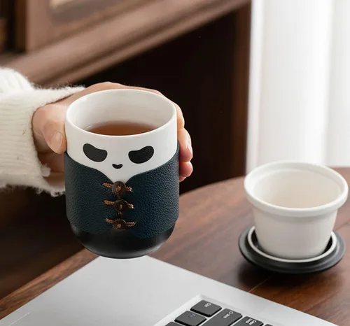 Vista 4 de Juego de té de viaje, bonita taza de té panda con bolsa portátil, tetera de cerámica china de gongfu de 13 onzas con 4 tazas de té de cerámica