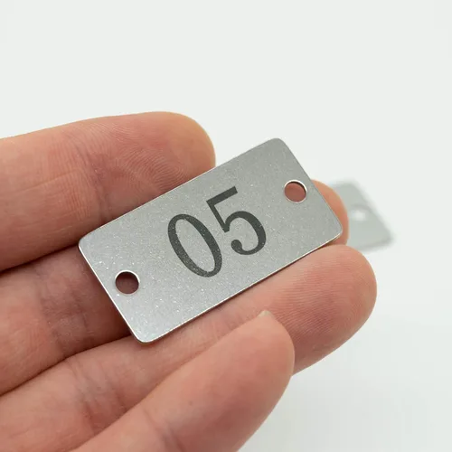 Vista 3 de Etiquetas numeradas rectangulares de acero inoxidable con dos agujeros (1-10)