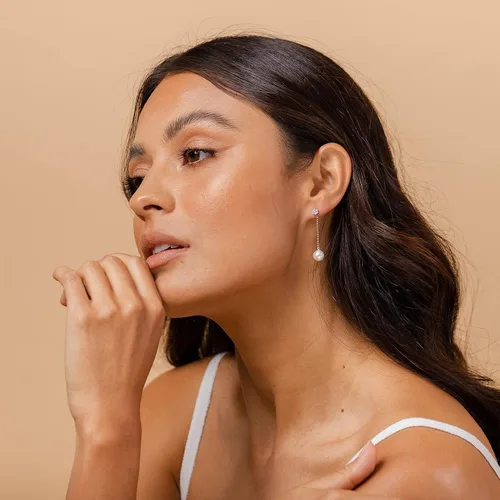Vista 2 de PAVOI Aretes de plata de ley chapados en oro de 14 quilates con perlas Aretes de perlas para mujer, Perla
