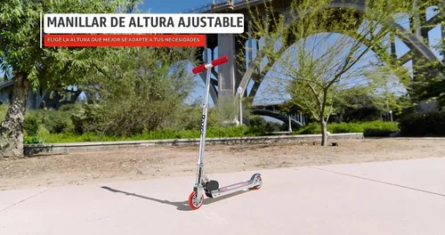 Vista 2 de Razor A Patinete para niños - Ligero, plegable, marco de aluminio y manillar ajustable Azul