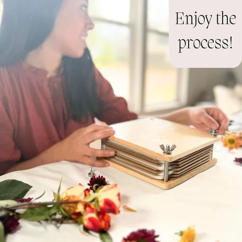 Vista 4 de Mandylan & Co. LLC Prensa de flores con parte superior reversible, 8 capas de preservación de flores de madera para flores secas con bolsa de lona