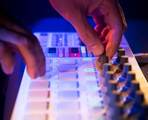 Vista 7 de Arturia Secuenciador de controlador Beatstep Pro