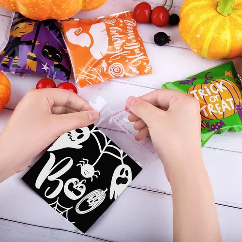 Vista 2 de URATOT Paquete de 200 bolsas de dulces autoadhesivas de Halloween, bolsas de dulces o dulces de Halloween, bolsas transparentes para aperitivos