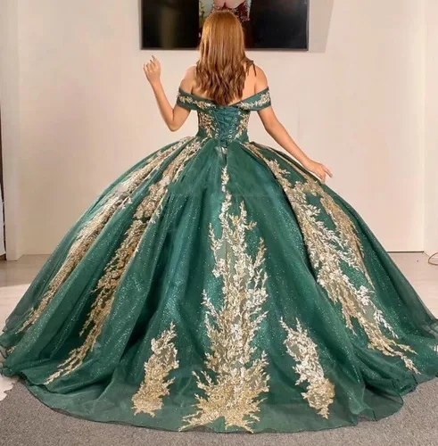 Vista 2 de Vestido de quinceañera bordado de tul dorado con perlas y hombros descubiertos, vestidos de baile de graduación, vestido Charro Sweet 15 2024