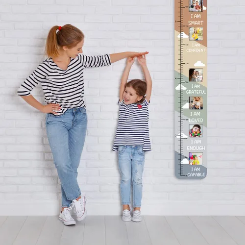 Vista 2 de Tabla de crecimiento inspiradora de madera maciza para niños con ventanas de fotos, tabla de altura motivacional para niños, tabla de pared plegable