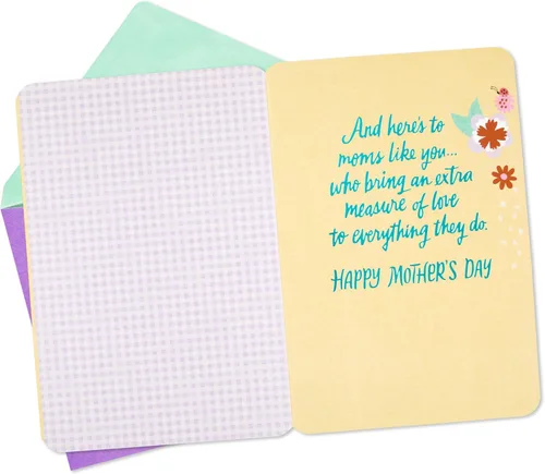 Vista 2 de Hallmark Tarjeta del día de la madre (Here's To Moms) para hermana, tía, suegra, amiga