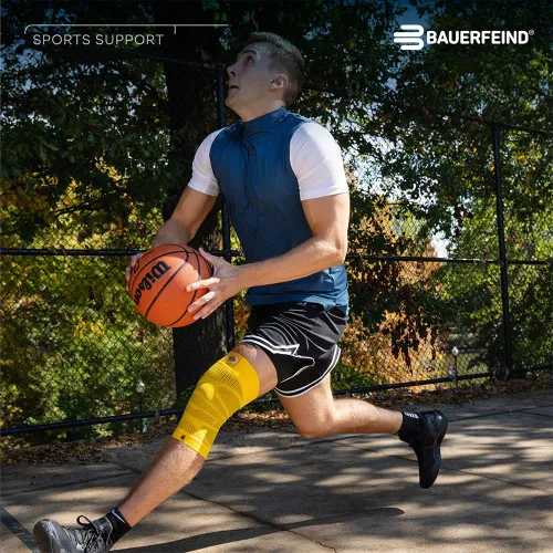 Vista 9 de Bauerfeind - Rodillera de compresión deportiva para rodillas NBA - Diseño ligero con zonas de agarre para alivio del dolor en la rodilla de Negro